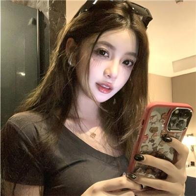 出位俏娇娃海报